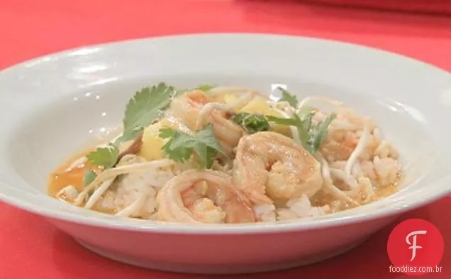 Camarão de Curry vermelho tailandês com arroz de jasmim