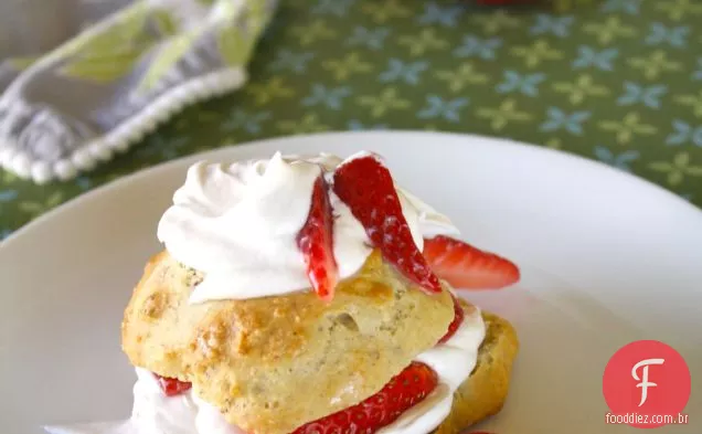 Bolo De Morango Vegano Com Chantilly