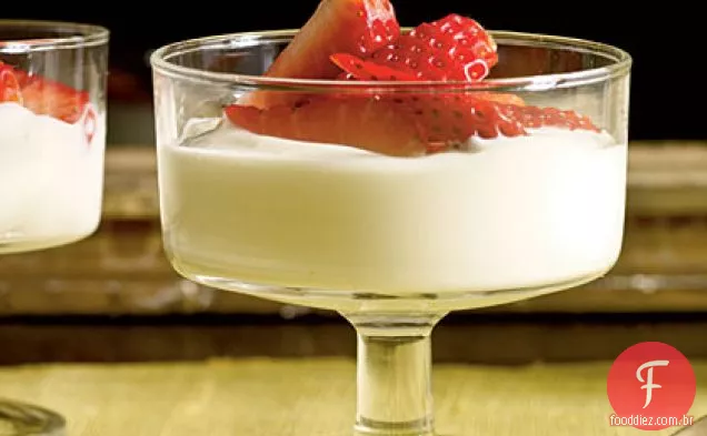 Morangos perfumados com lavanda com creme de mel