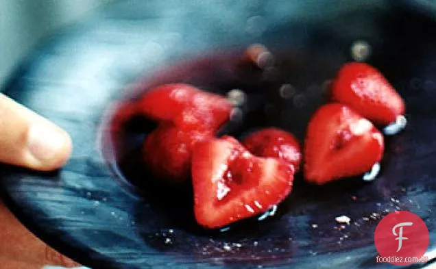 Morangos em vinho tinto
