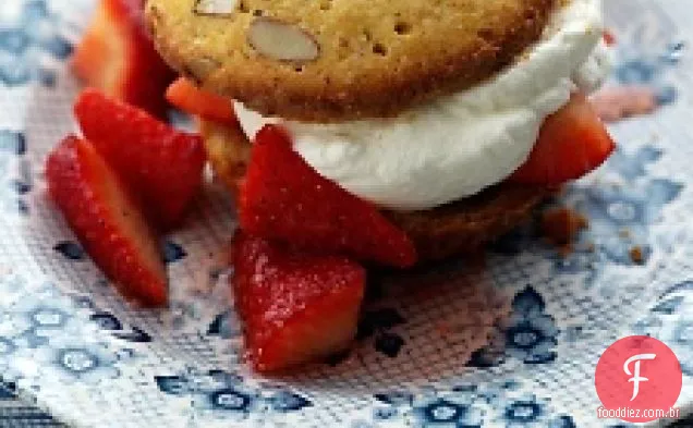 Almond-farinha de milho morango Shortcakes