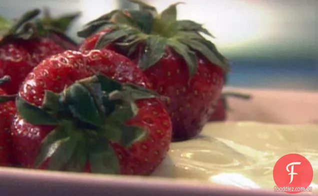 Morangos frescos com creme de leite doce e molho de Vinho Tinto