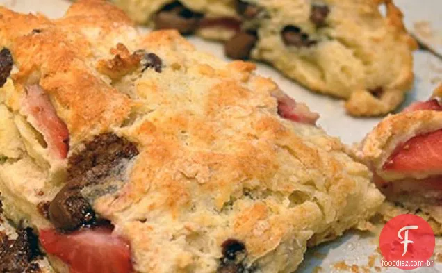 Scones De Leitelho Com Morangos E Pedaços De Chocolate Ao Leite