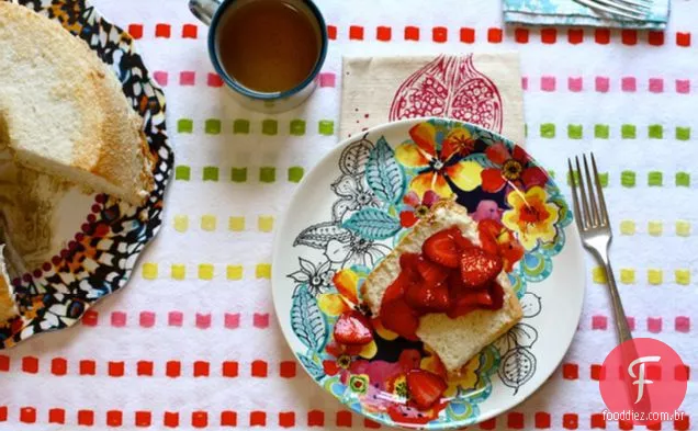 Bolo De Comida De Anjo Com Morangos De Baunilha