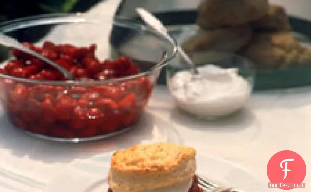 Bolo De Morango Com Chantilly De Baunilha