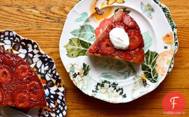 Bolo de morango de cabeça para baixo com cardamomo