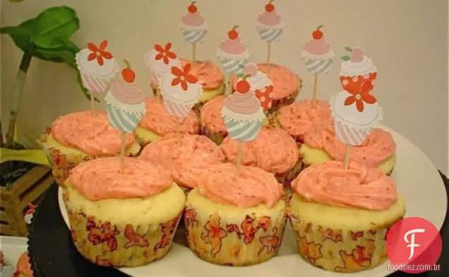 Cupcakes De Baunilha Com Creme De Manteiga De Morango