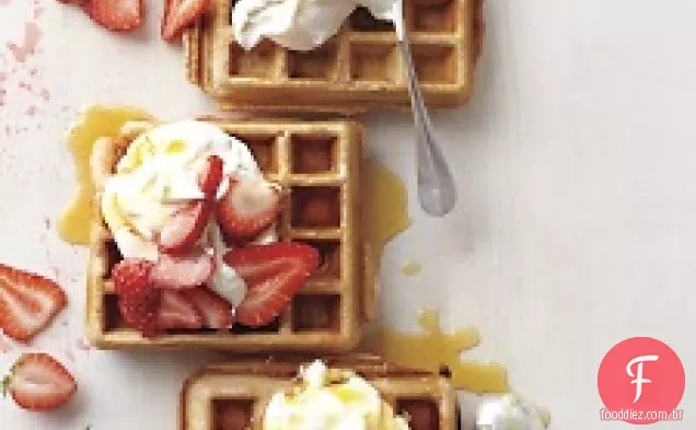 Waffles integrais com morangos fatiados e iogurte