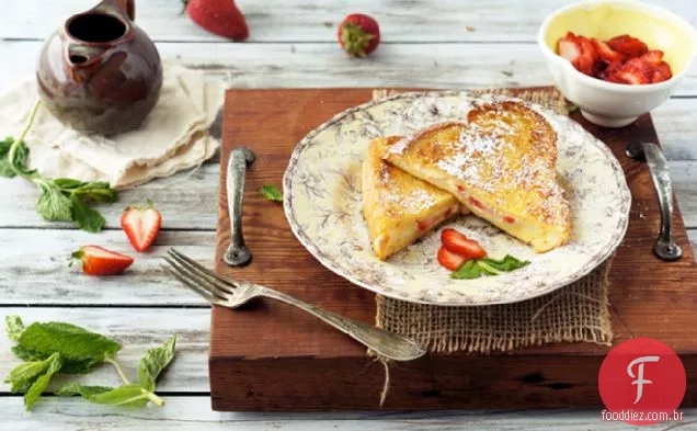 Torrada Francesa recheada com morango-mascarpone