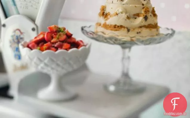 Bolo de Sorvete Dime Bar de Leila Lindholm com morangos