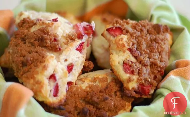 Scones de creme azedo de morango com açúcar mascavo Crumble