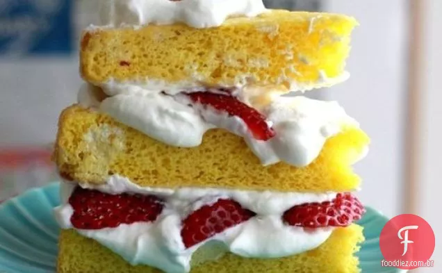 Bolo De Esponja De Ovo De Pato Com Creme E Morangos