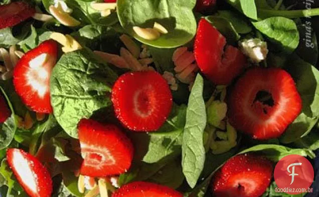 Salada Verde Bebê Mista Com Morangos
