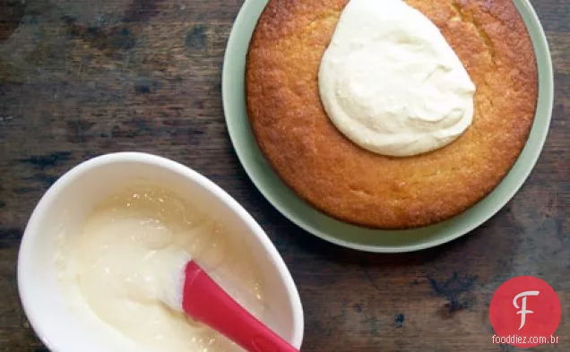Bolo De Leitelho De Limão E Sêmola Com Morangos Frescos