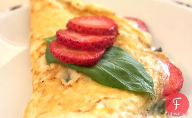 Omelete Com Queijo Brie, Manjericão E Morangos