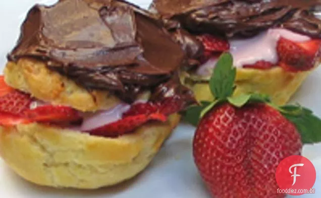 Puffs de creme com cobertura de chocolate e recheados com Morango