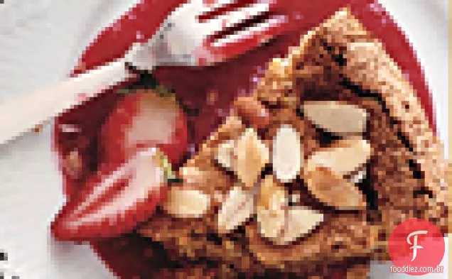 Torta de amêndoa e limão com morangos frescos