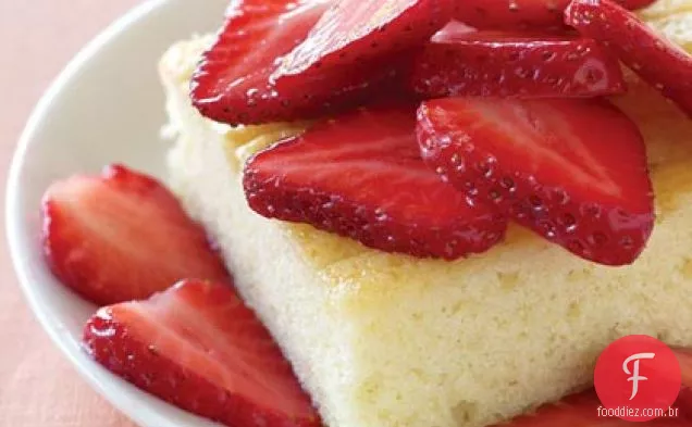Bolo de creme com morangos frescos