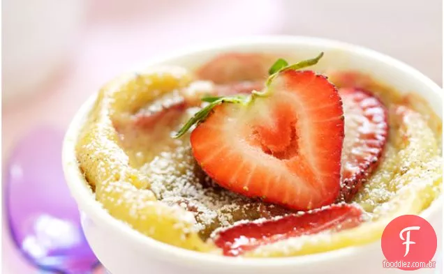 Morango com sabor de laranja e ruibarbo Clafoutis
