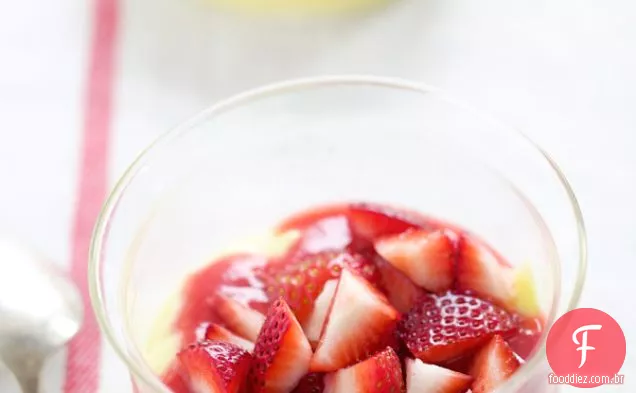 Verrinas de creme com sabor a morango e baunilha