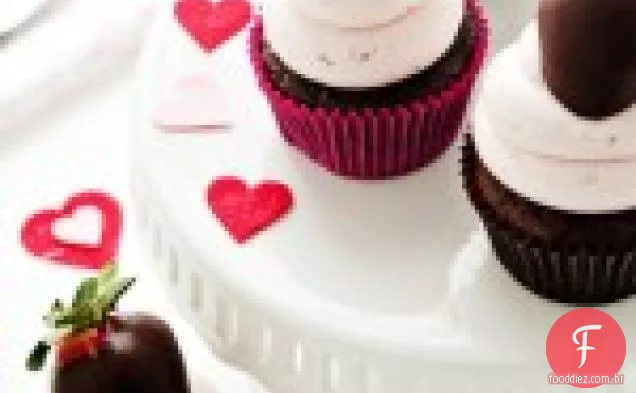 Cupcakes De Morango Cobertos Com Chocolate