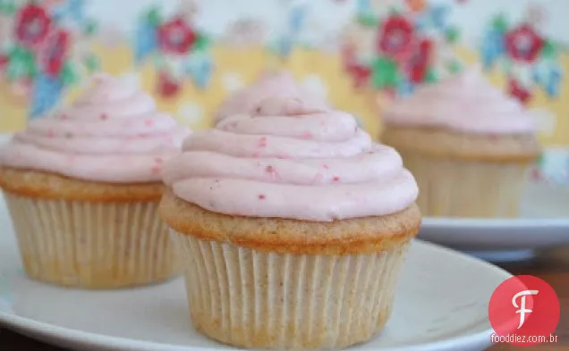 Cupcakes De Morango Com Cobertura De Queijo Creme De Morango