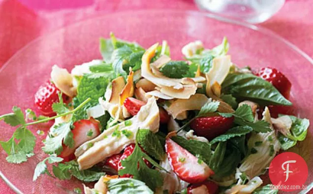 Salada de frango e morango desfiada tailandesa