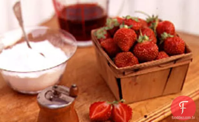 Sorvete Com Morangos E Vinho Tinto