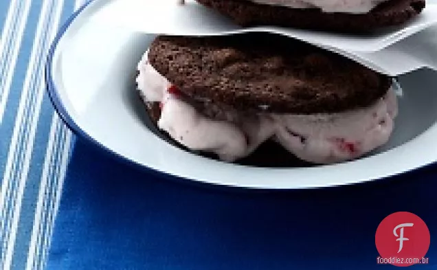 Sanduíches de sorvete de morango e chocolate