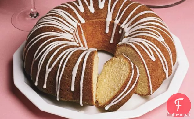 Bolo Bundt De Baunilha Com Esmalte De Baunilha E Morangos