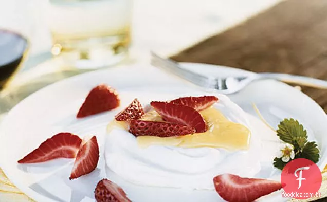 Copos de merengue com morangos e coalhada de limão Meyer
