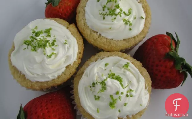 Cupcakes recheados com morango e limão