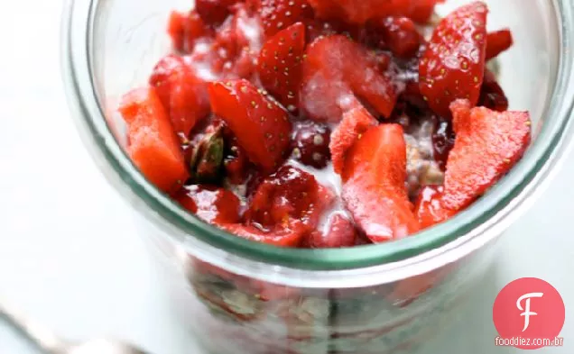 Bircher Muesli Com Molho De Morango Temperado