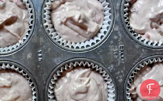Cupcakes De Morango Frescos Com Cobertura De Coco