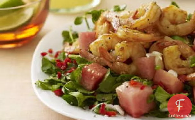 Camarão grelhado quente e azedo com salada de melancia e agrião