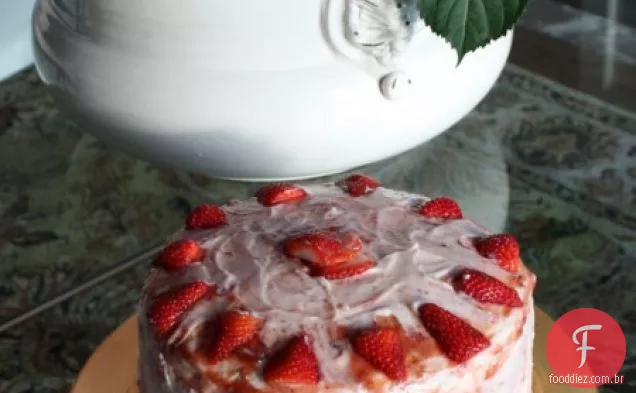 Bolo De Baunilha Com Cobertura De Creme De Morango