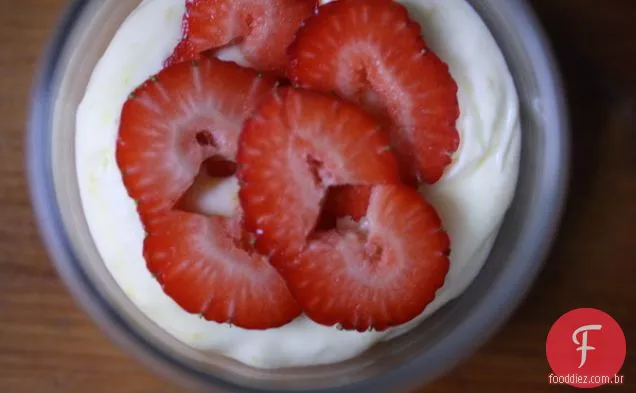 Mousse de limão com morangos macerados com manjericão