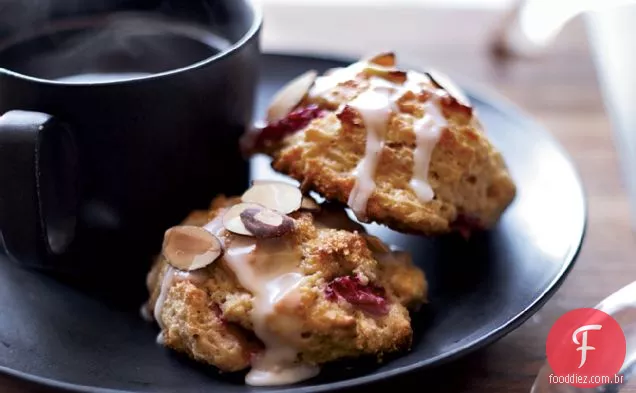 Scones Morango-Amêndoa