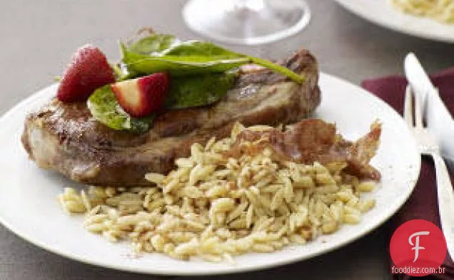 Costeletas De Porco Com Salada De Morango Balsâmico E Pinhão Orzo
