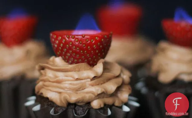 Cupcakes De Chocolate Com Morangos Flamejantes