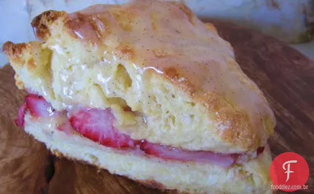 Scones Do Shortcake Da Morango Com Esmalte Do Feijão De Baunilha