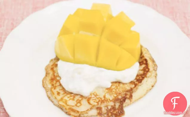 Panquecas de uma xícara, iogurte Tropical e manga
