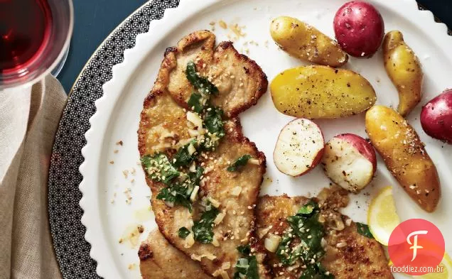 Escaloppina de vitela com salsa murcha, limão e gergelim