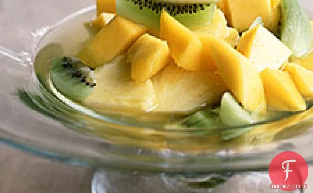 Frutas Tropicais Escalfadas Sobre Sorvete