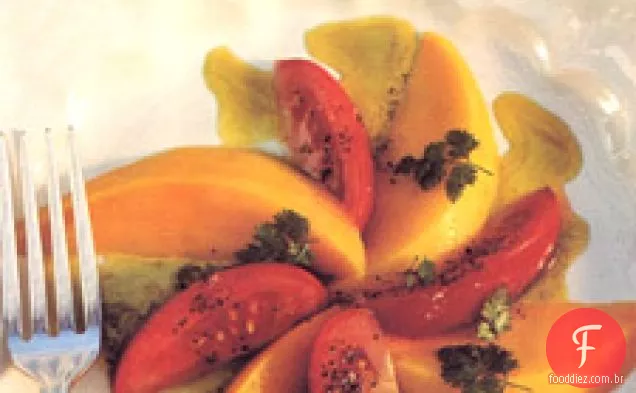 Salada De Manga E Tomate Com Molho De Curry De Manjericão
