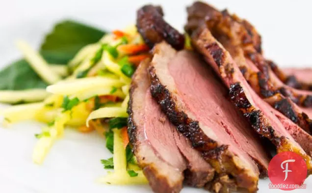 Chá De Canela Pato Defumado Com Slaw De Manga Verde
