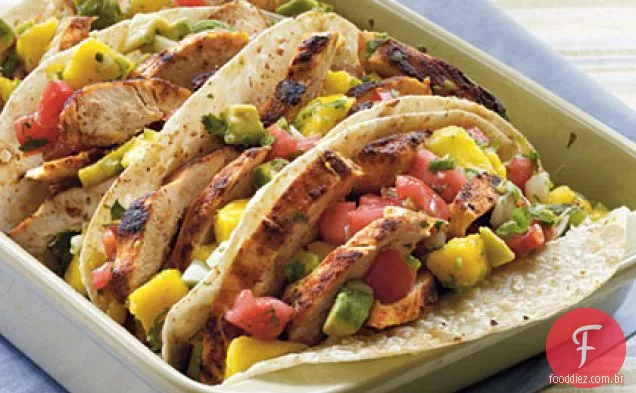 Tacos de frango com salsa de manga-abacate