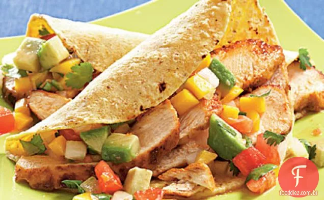 Tacos de frango com salsa de manga-abacate