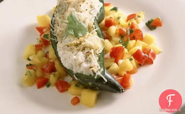 Chiles Poblano Recheados Com Caranguejo Com Salsa De Manga