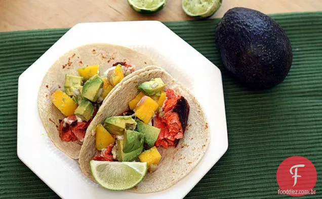 Tacos De Salmão Enegrecidos Com Salsa De Manga De Abacate